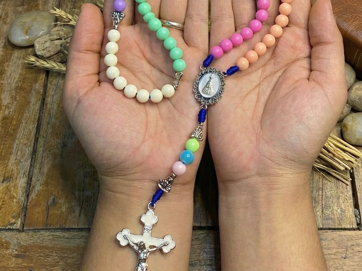 Dona Aparecida fazendo terços